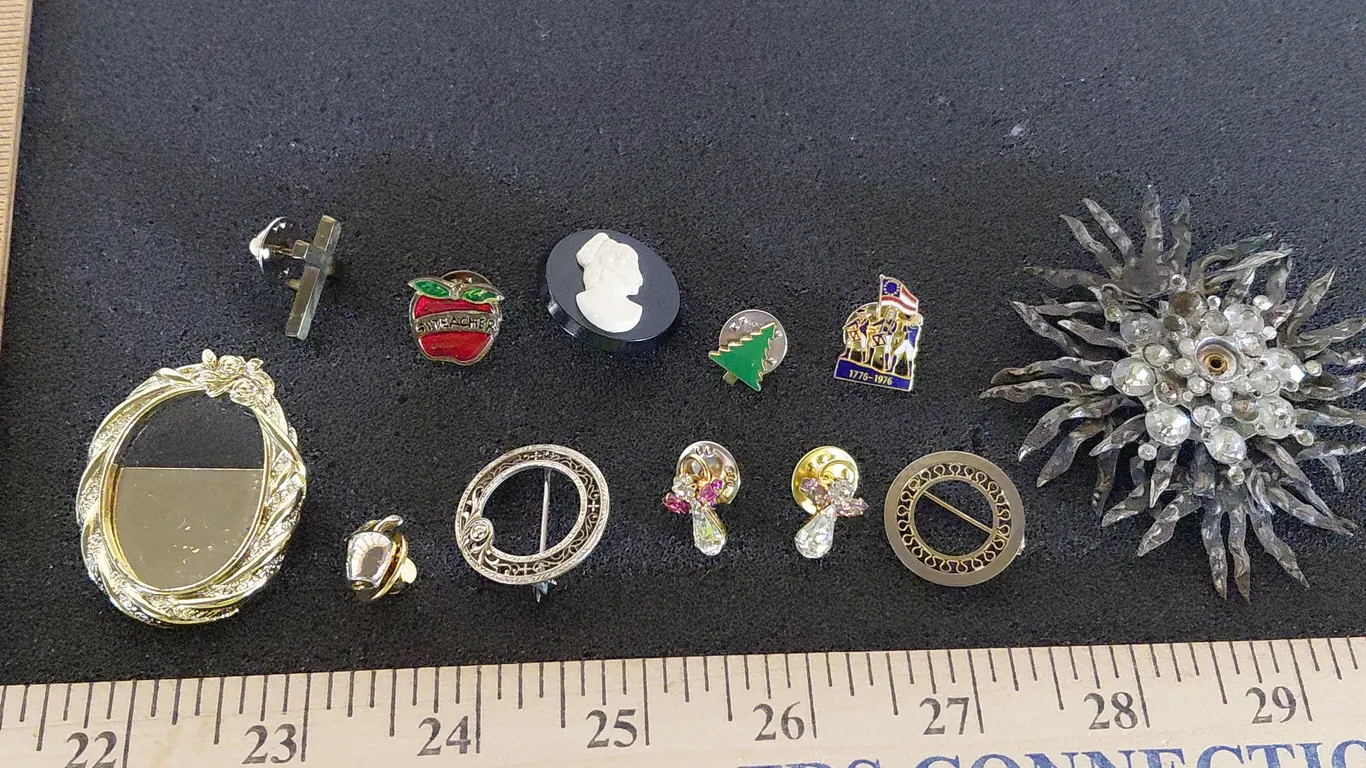 12 Assorted Vintage Brooches/Pins