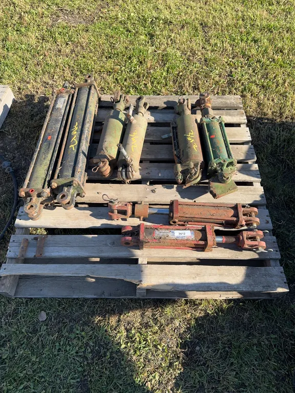Qty of misc hydraulic cylinders