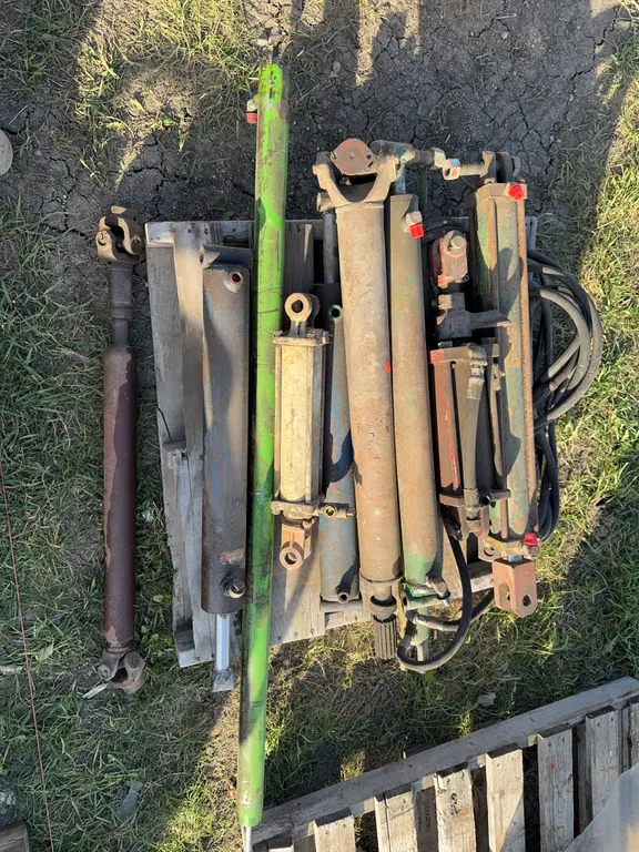 Pallet of misc hyd cylinders