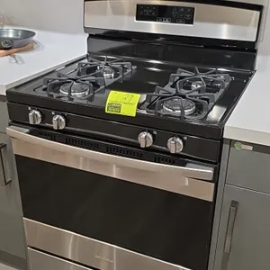 Amana AGR6603SFS4 4-burner natural gas range. Features stainless steel finish, cast burner grates, electronic control panel, glass oven door with view