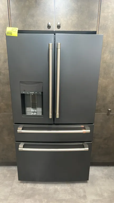 Café CVE28DP3NBD1 4-door French-door refrigerator. Features exterior ice and water dispenser with AutoFill, adjustable glass shelving with metallic tr