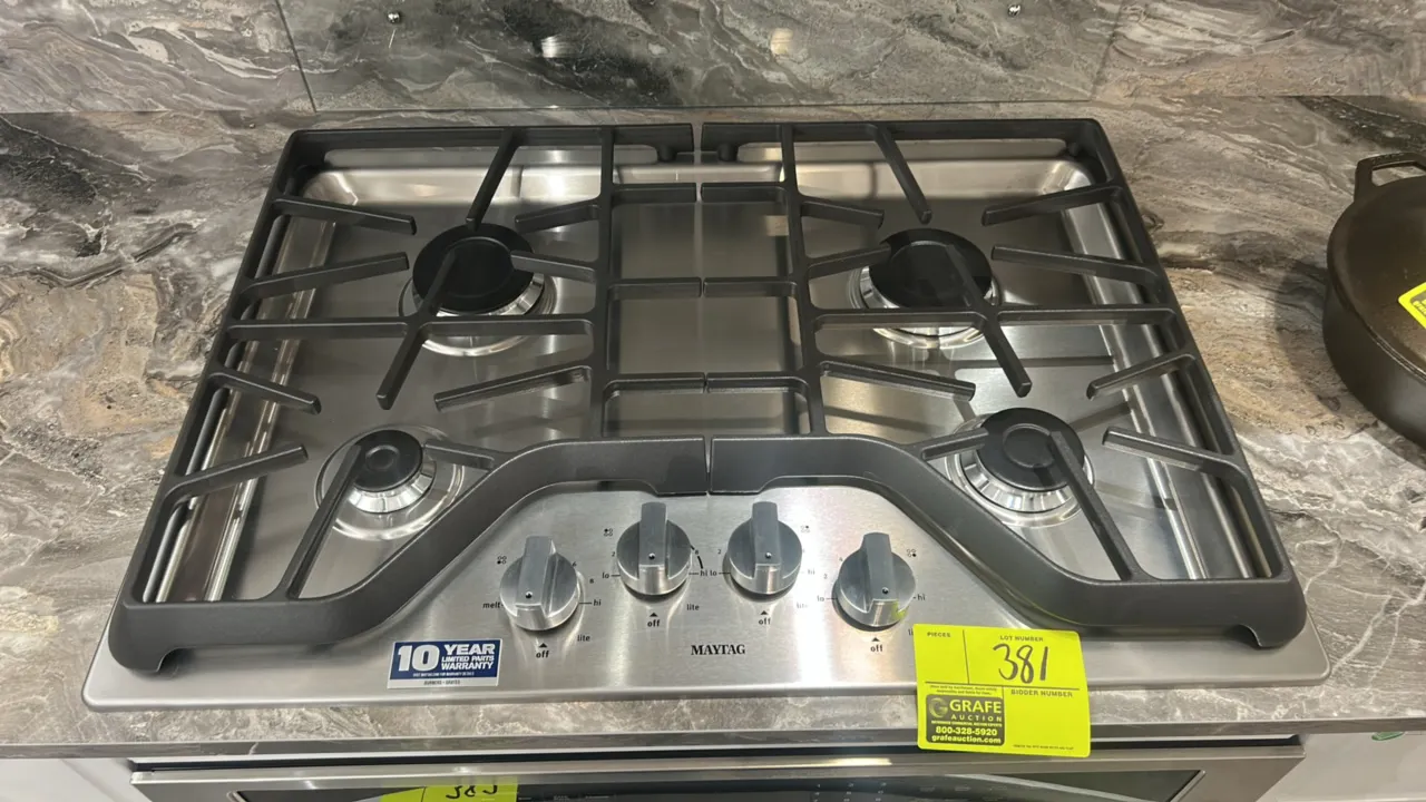 Maytag MGC7430DS00 4-burner gas cooktop. Features stainless steel construction, continuous cast-iron grates, and front dial controls. 30"W. S/N: DB160
