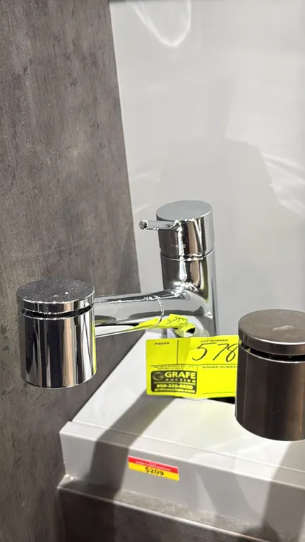 Canadian FA.PAL01.009 pull-down faucet. Features chrome finish, single-lever handle, and pull-down spray head. Display stand not included.