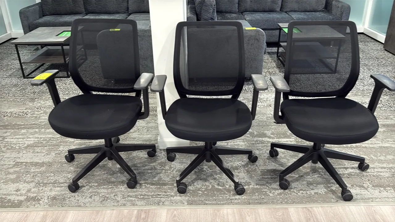 Mesh-back office chairs. Features black mesh backrests, upholstered fabric seats, armrests, and pneumatic height adjustment. Mounted on 5-star bases w