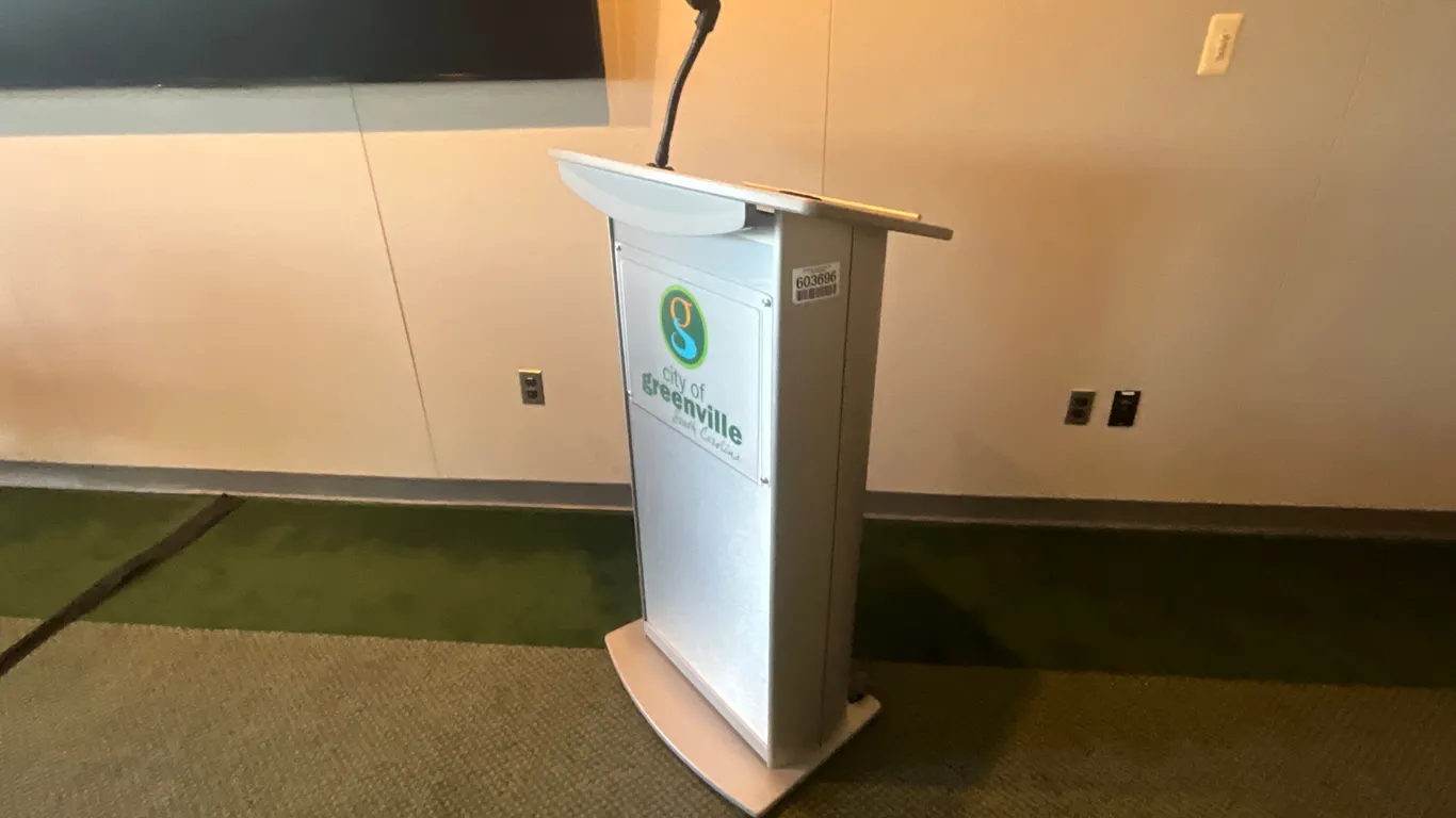 PODIUM W/ MIC HOLDER