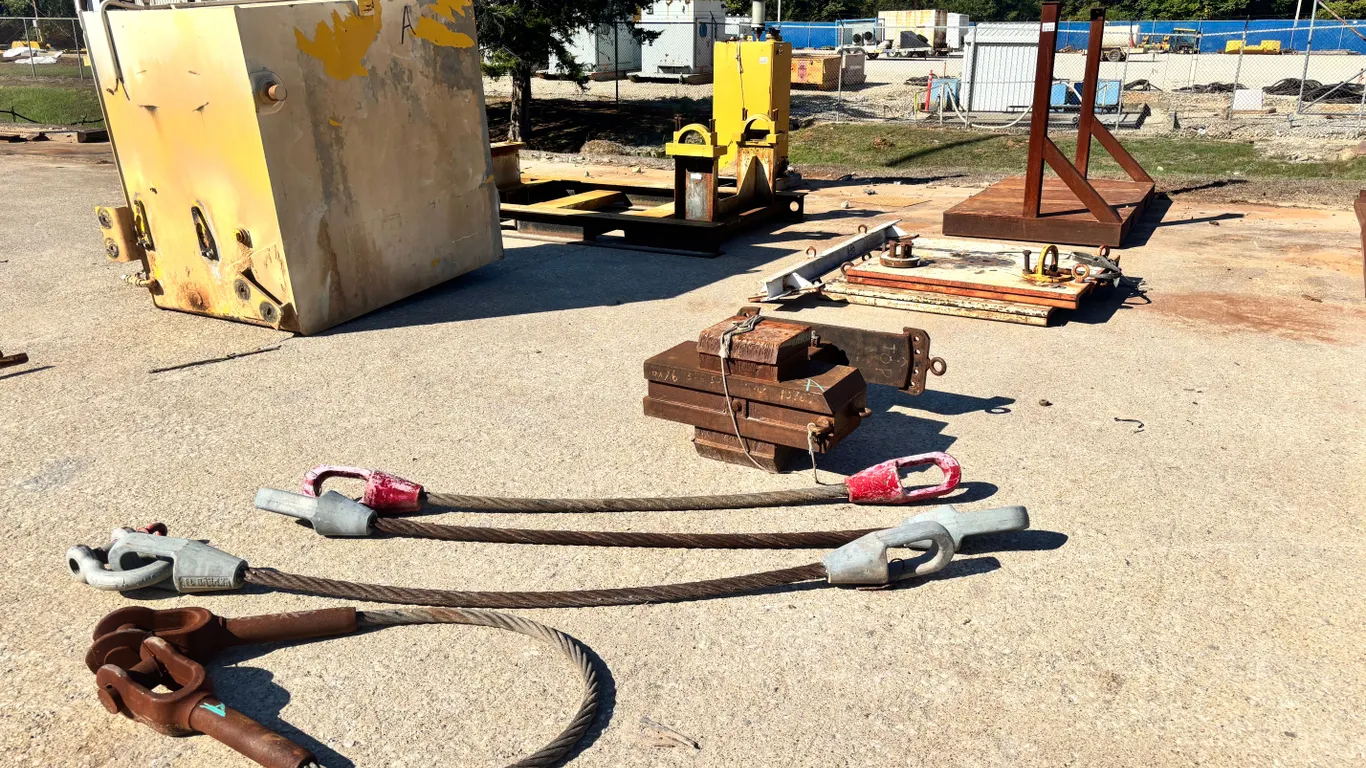 SPECIALTY STAND WITH FORK POCKETS, HOISTING PLATFORM WITH EYE HOOKS
