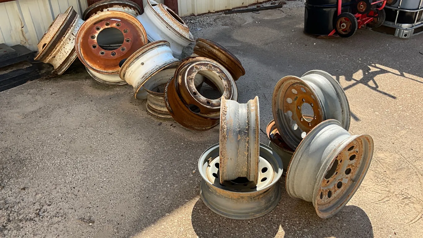 QTY OF (5) 10 LUG PATTERN ACCURIDE RIMS, (4) 8