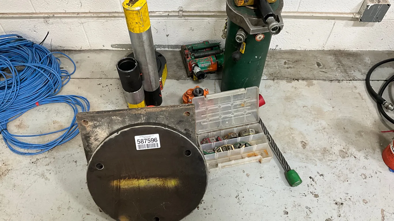 HYDRAULIC JACKS AND BASE PLATES