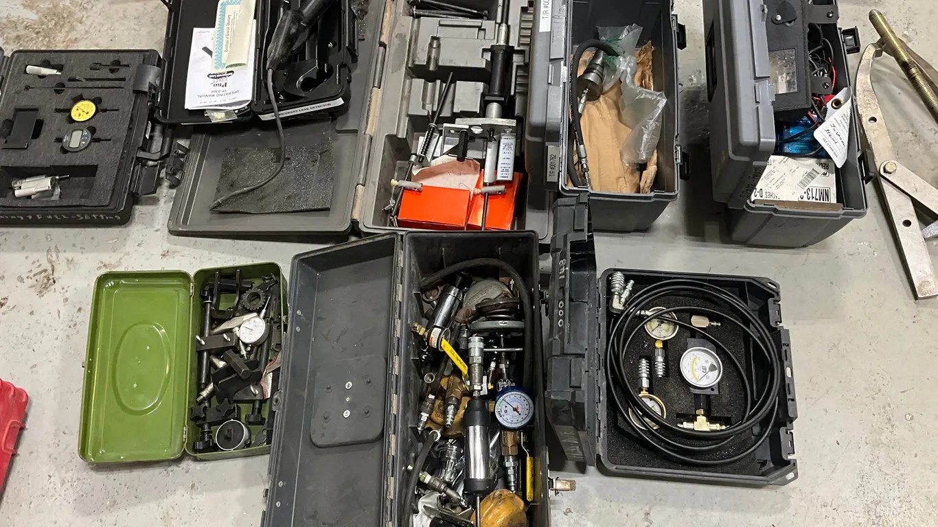 CAT TIMING AND FUEL SETTING TOOL GROUP, REFRIGERANT LEAK DETECTOR,