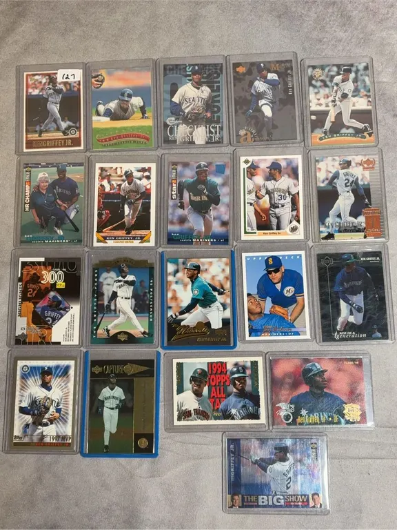 (20) Cards lot of "The Kid" Ken Griffey Jr. Inlcuding Stadium Club & Inserts