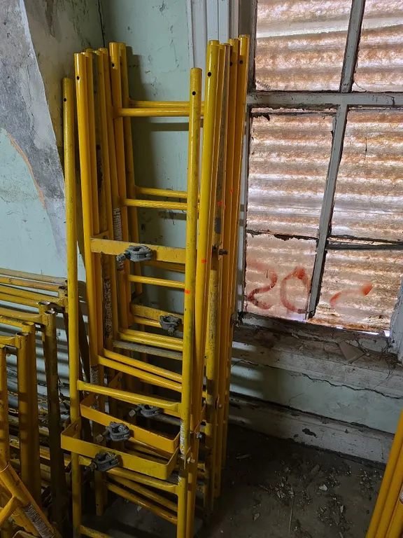 8 6ft scaffolding ladder sections