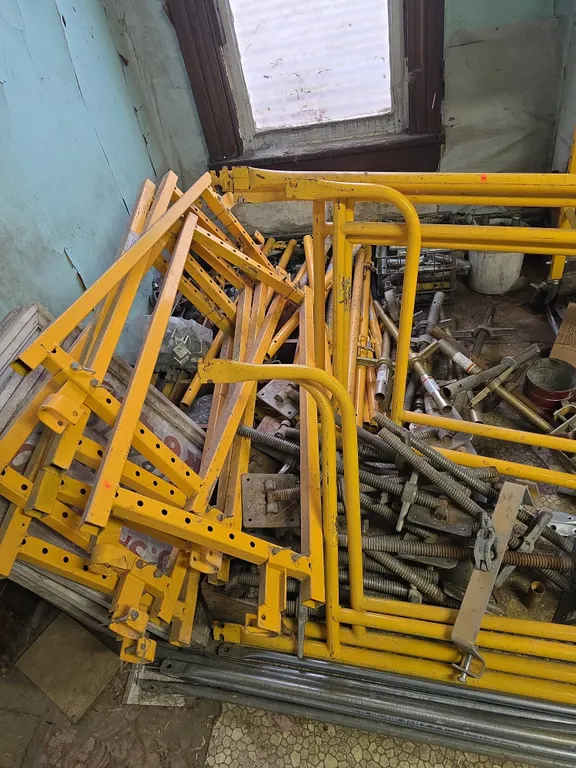 Large lot of guard rails, posts,levelers & rail clamps