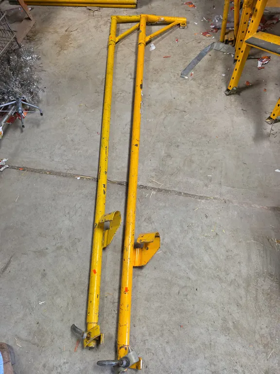 2 scaffolding pulley poles