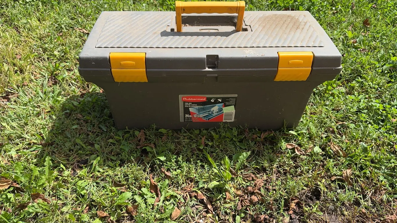 Rubbermaid Toolbox w/Tools