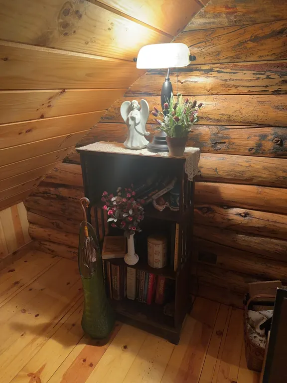 Shelf w/ Lamp and Decor