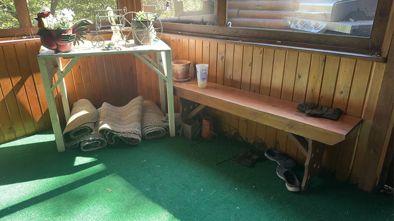Bench, Table, Flower Pots, Decor, (4) Rugs, and other misc.