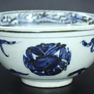 CHINESE MING DYNASTY BLUE & WHITE CRAB BOWL