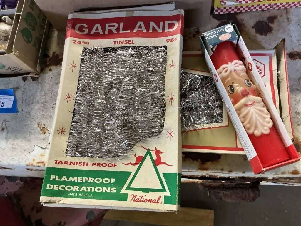 Group Vintage Christmas Garland & Candle