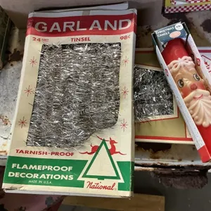Group Vintage Christmas Garland & Candle