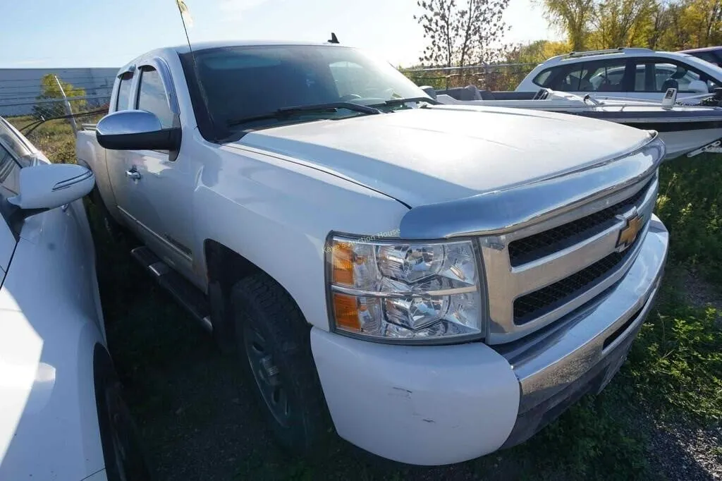 2011 Chevrolet Silverado SN: 1GCRKREA2BZ445961