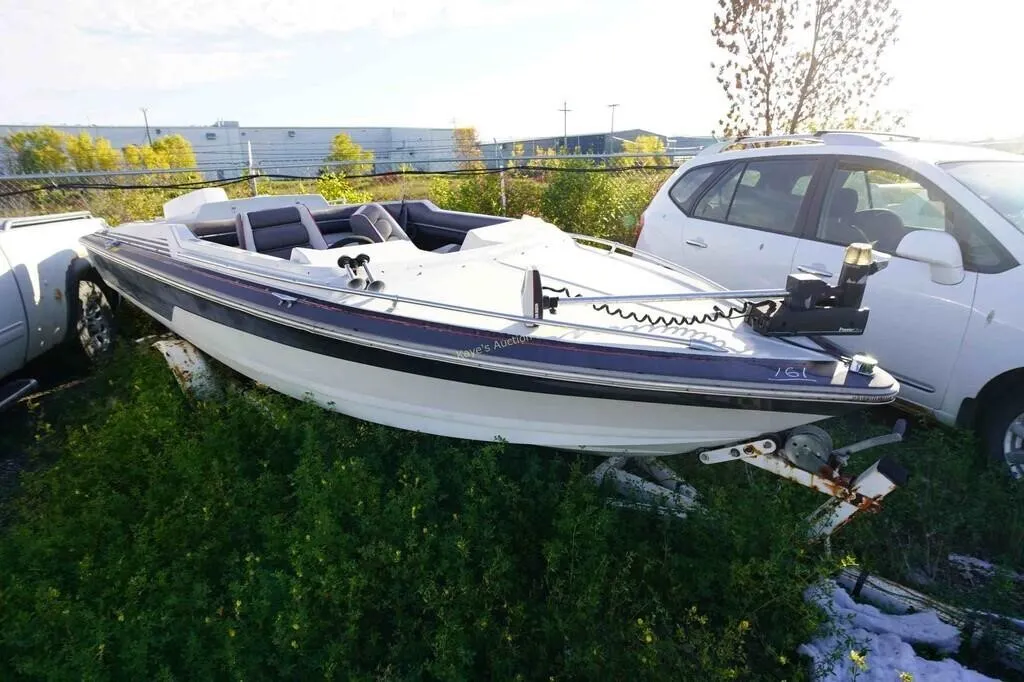 1989 Larson fibreglass boat SN: LAR19584L889
