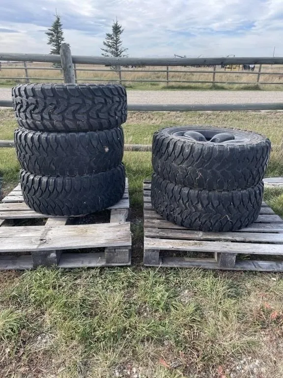 5 Mud Tires 5 Bolt 33x12.50R20LT Off 1/2 T Dodge