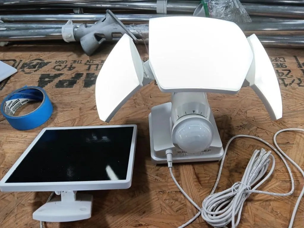 LUTEC 3000 LUMEN motion activated L.E.D. solar