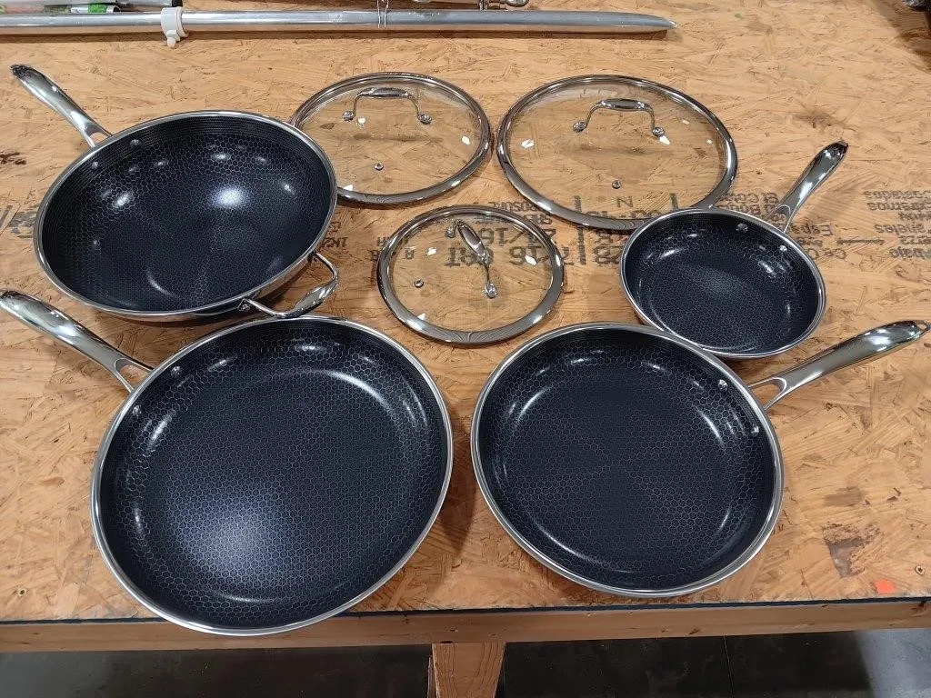 HEXCLAD HYBRID COOKWARE
(APPEARS TO BE UNUSED )