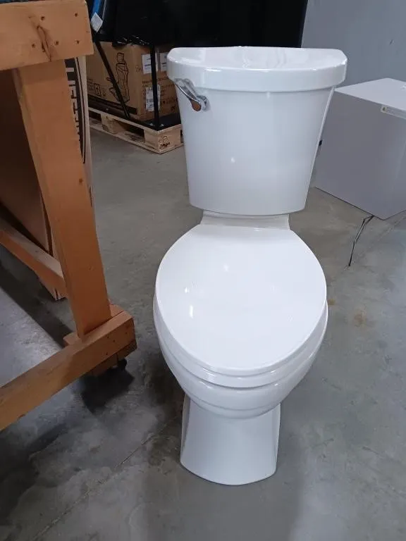 Kohler Toilet. Tank Lid Has Chips. Appears To Be