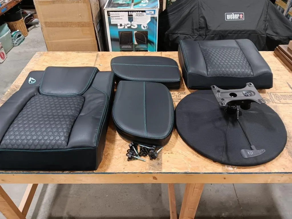 DPS GAMING chair with side pockets.
Appears to