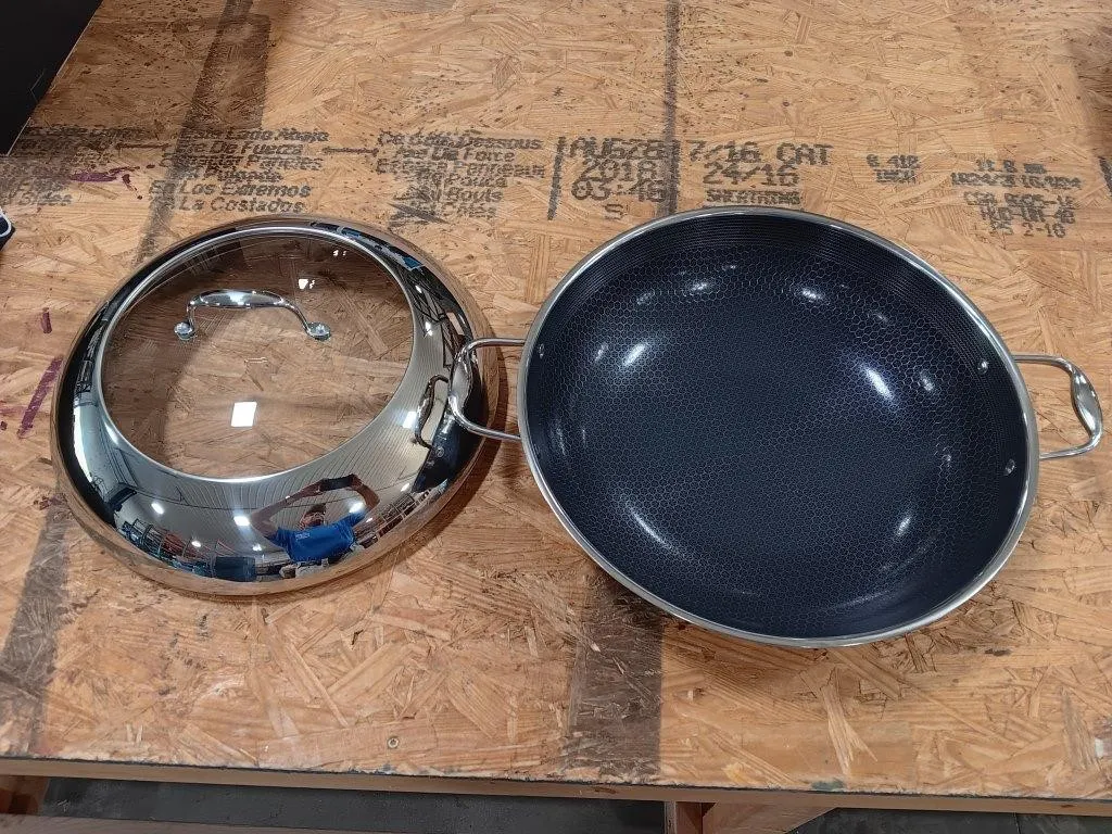 Hexclad hybrid Cookware.
14" wok with