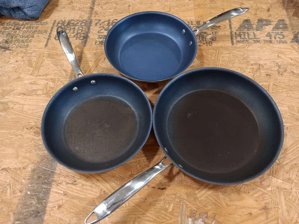 Three frying pans.
One 10" Granitestone Diamond
