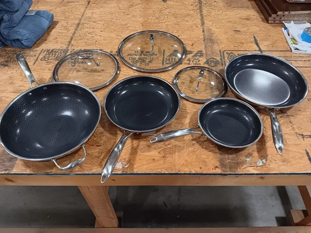 Hexclad hybrid Cookware.
Used 7 piece set.
One