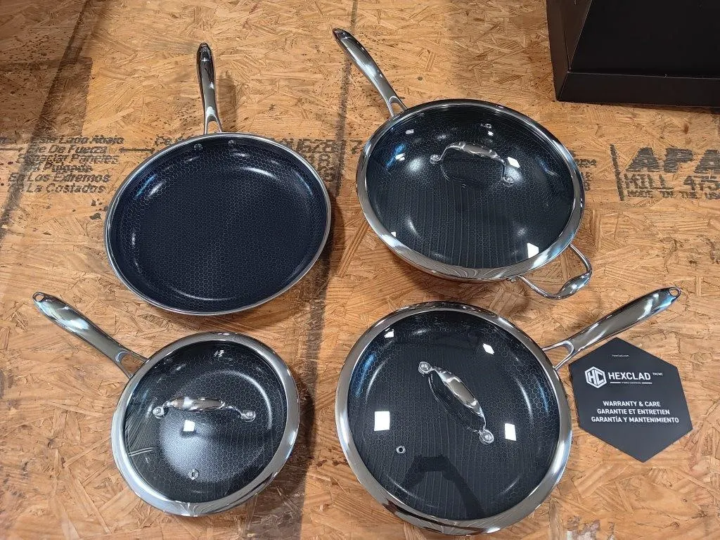 Hexclad hybrid Cookware.
Appears to be new and