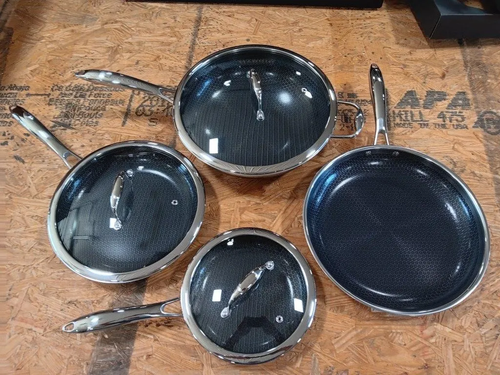Hexclad hybrid Cookware.
7 piece set.
Appears