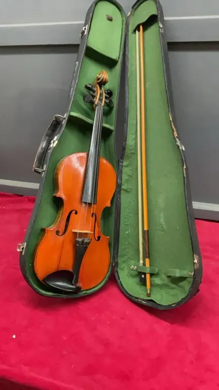 VINTAGE VIOLIN IN CASE