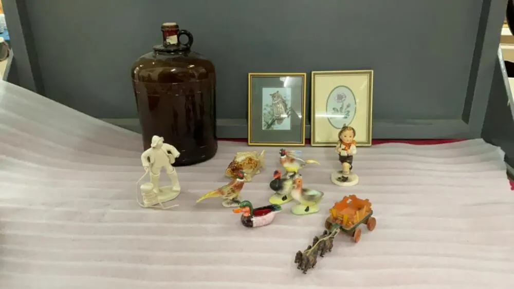 MISC COLLECTIBLES - (2) SMALL WOVEN PICTURES IN SILK, HUMMEL FIGURINE (BROKEN FEATHER), BROWN JUG, BIRD ORNAMENTS