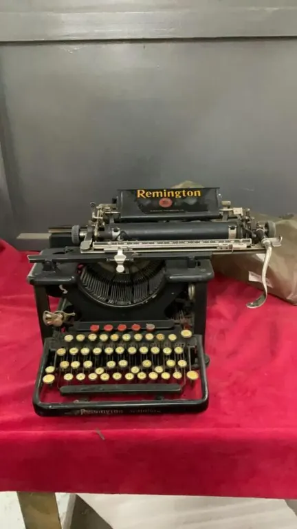 ANTIQUE REMINGTON TYPEWRITER