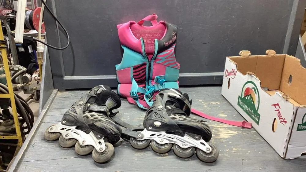 BOX W/ ROLLER BLADES + HYPERLITE CHILDS LIFE JACKET