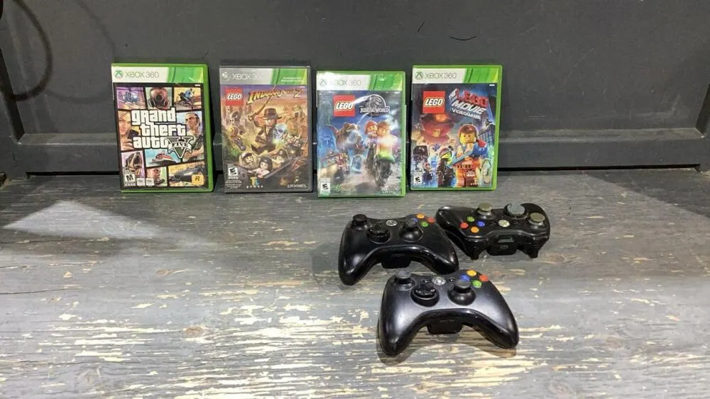 XBOX 360 GAMES + 3 CONTROLLERS