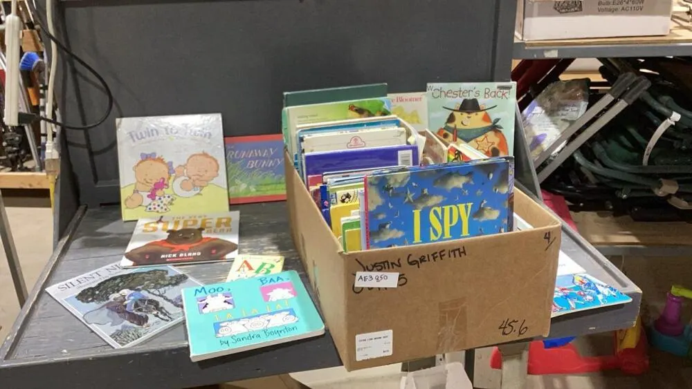LOTS OF KIDS BOOKS - I SPY, CHESTER’S BACK, DR. SEUSS, RUNAWAY BUNNY