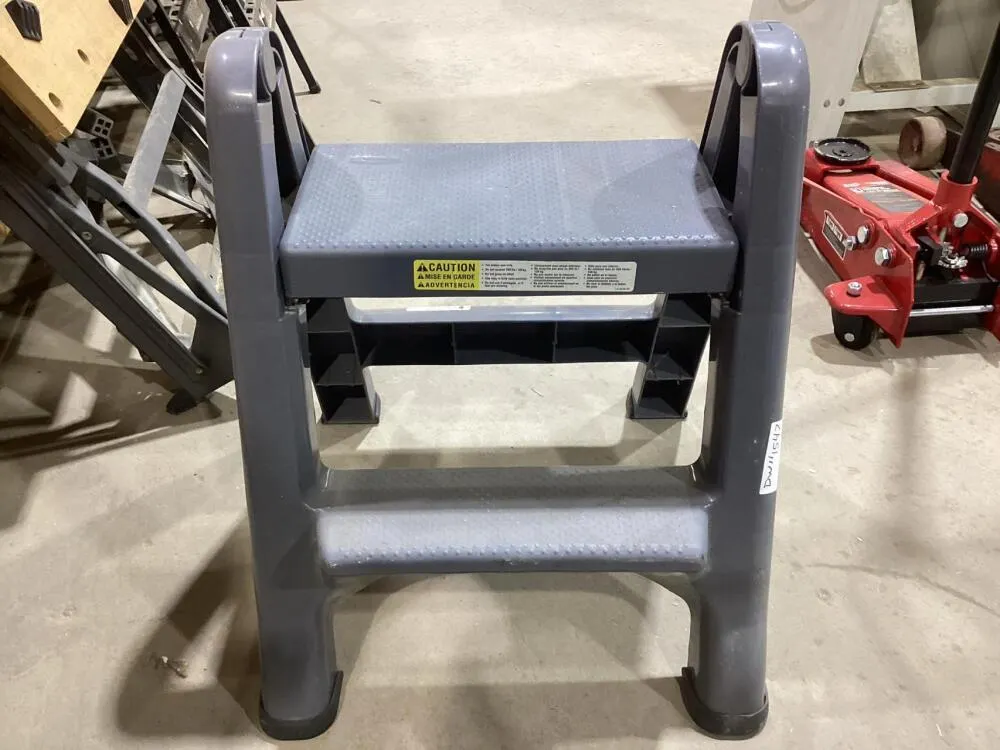 RUBBERMAID 2-STEP STOOL