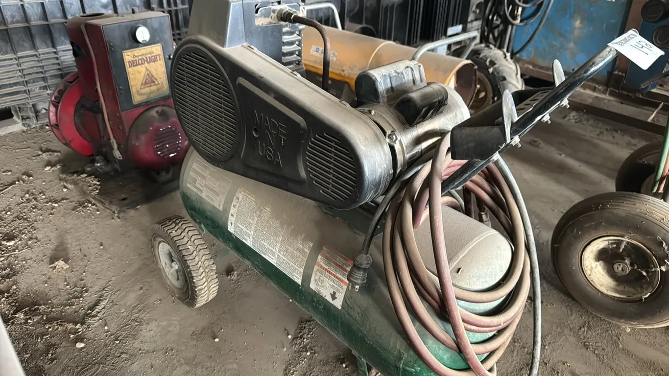 Farmhand 135 psi 22 gallon portable air compressor