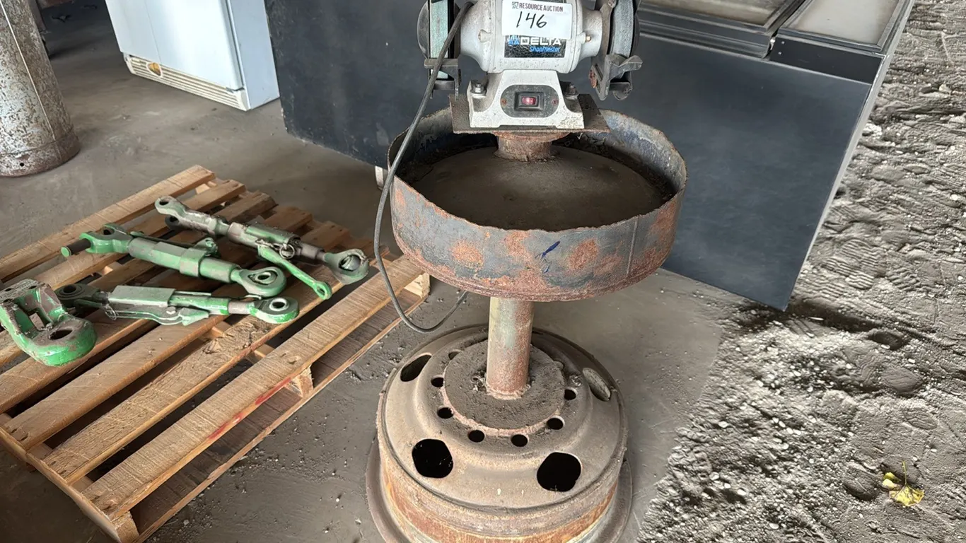 Delta ShopMaster 6" bench grinder on pedestal