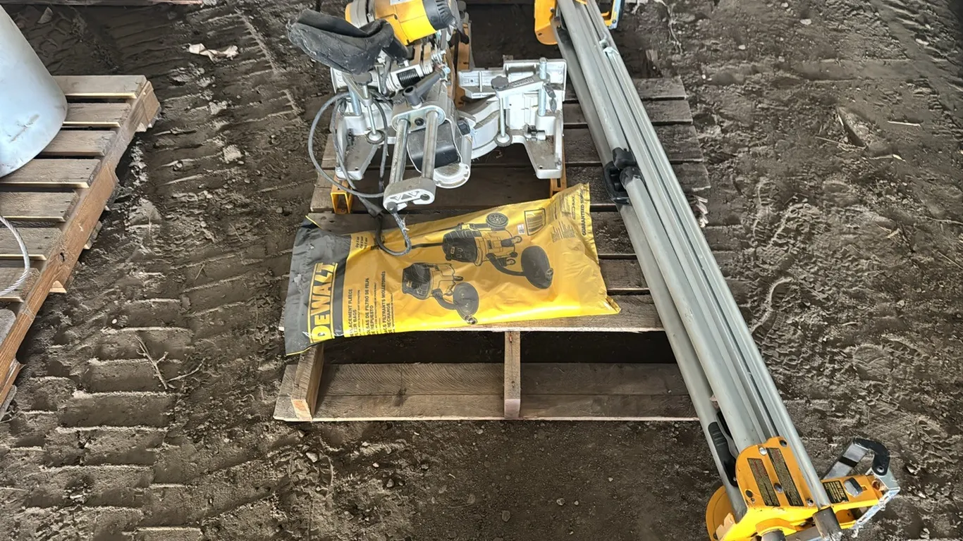 DeWalt DW71 10" double bevel sliding compound miter saw w/ folding stand
