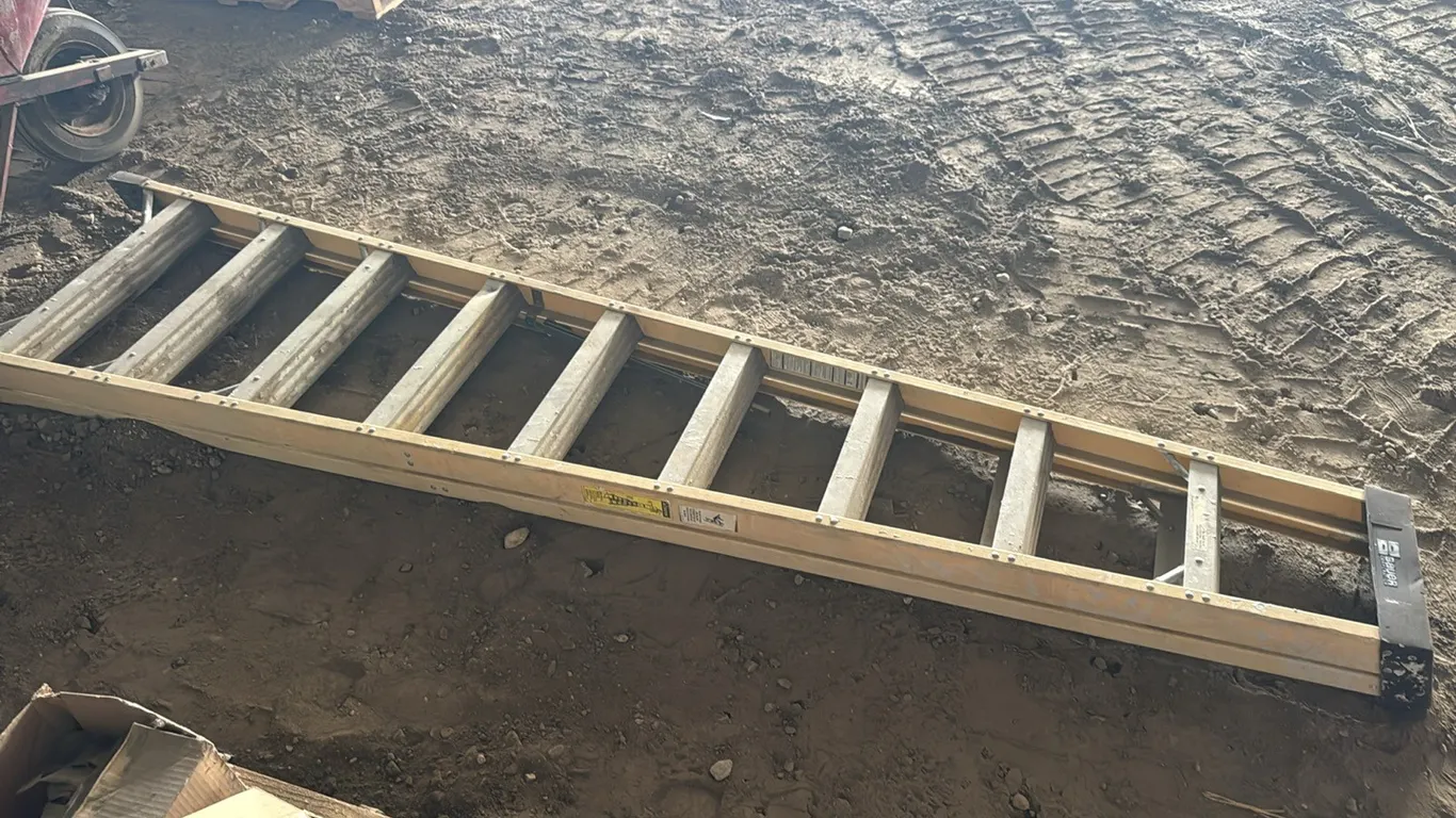 Bauer 10' fiberglass step ladder