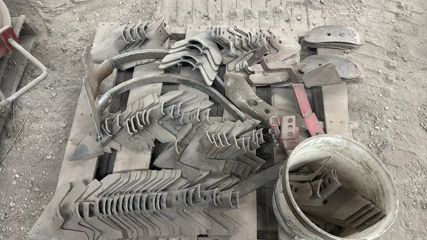 Quantity of assorted sweeps & spikes