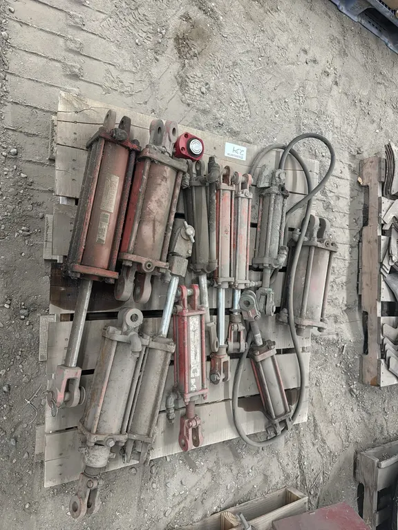 Assorted hydraulic cylinders