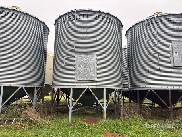 Westeel-Rosco +/- 1800 bu 5 Ring Hopper Grain Bin