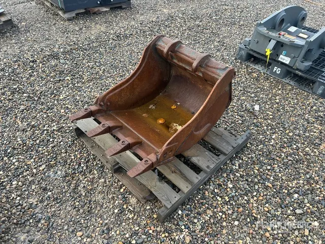 Bobcat 24 in Digging Excavator Bucket